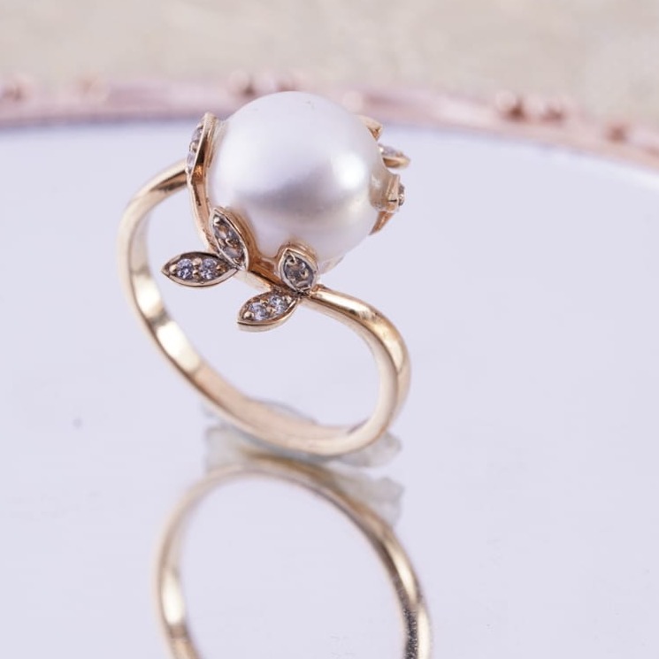 18kt pearl ring