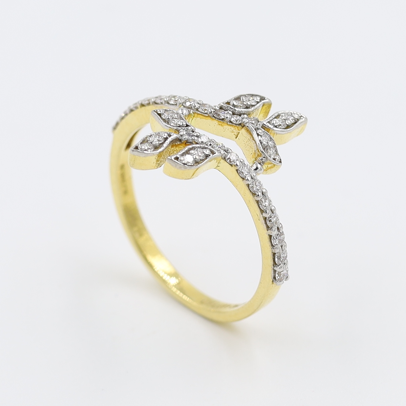 Leaf Inspired 18Kt Gold And Diamond Finger Ring