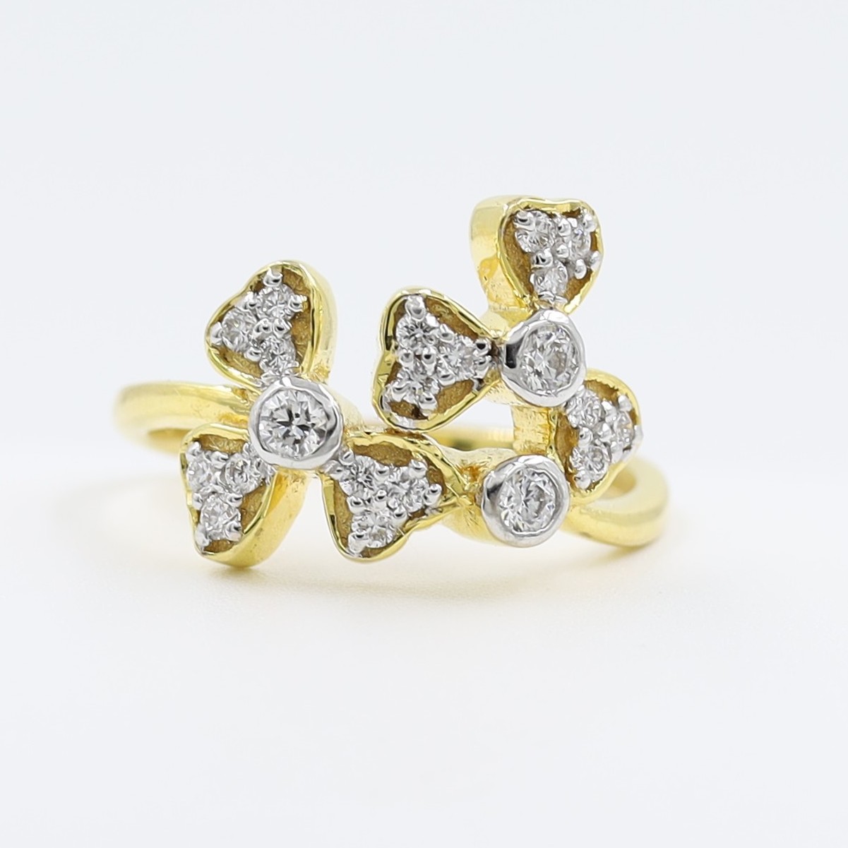 18Kt Yellow Gold Real Diamaond Ring With Unique Flower Shape