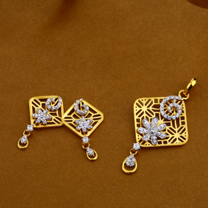 916 Gold Hallmark Stylish Ladies Pendant Set 