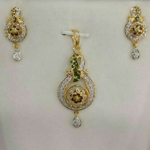 916 Gold Attractive Modern Indian Pave Pendan
