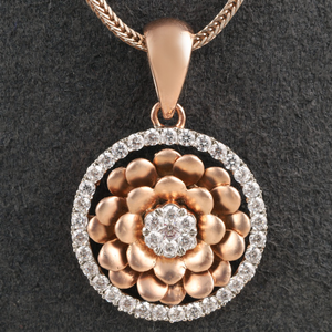 18kt flower shaped diamond pendant 