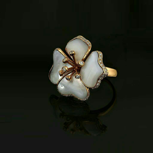 18k White Pearl Designer Ring