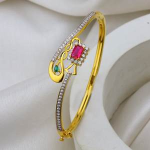 designing fancy gold bracelet.