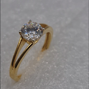18Kt Gold Single Stone Ladies Ring