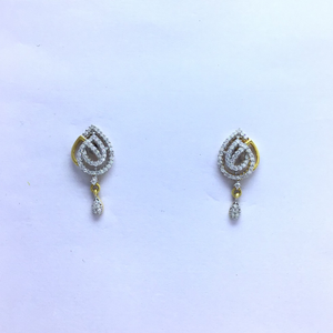 Designing fancy gold earrings