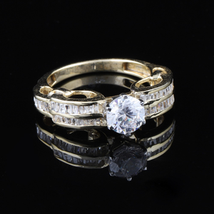18K Gold Delicate Diamond Ring