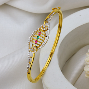 22k gold fancy ladies bracelet.