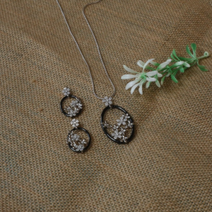 92.92.5 Silver Floral Shape Pendent Set For W