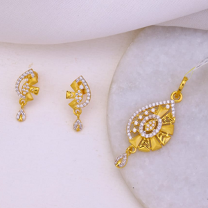 22Kt Gold Dazzling Pendant Set