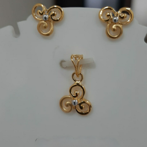 916 gold spinner shape pendant set.