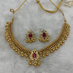 Traditional Design Necklace Set