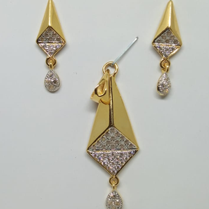 22k Gold Ladies Fancy Diamond Pendent Set