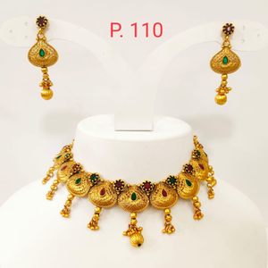 Antique design with choker and emerald and ru
