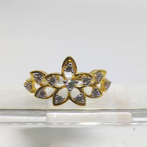 22K engagement spacial diamond ring