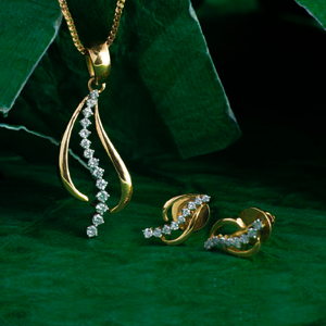 Diamond pendant set