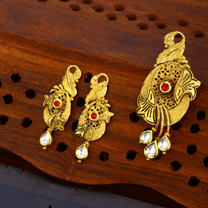916 Hallmark Gold Light Weight Antique Design