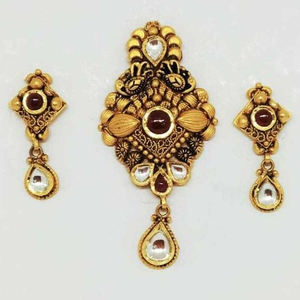 22 KT Gold Antique Pendant Set