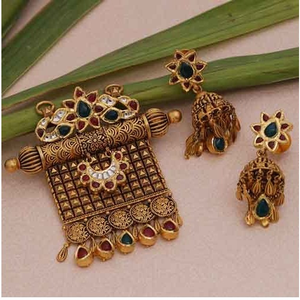 Antique pendant set  916