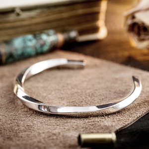 18 Kt Hallmark Stamped White Gold Twisted Men