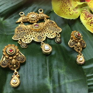 22kt antique pendant set