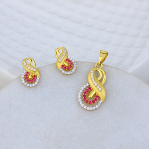 daily wear classic gold pendant set.