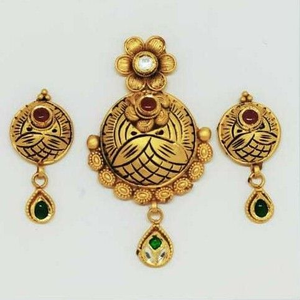 22 KT Gold Antique Pedant Set