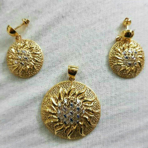 18kt Gold Fancy Ladies Pendant Set