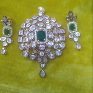 Attractive Kundan Pendant Set
