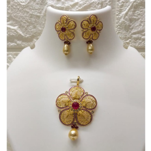 Gold light weight flower shaped pendant set