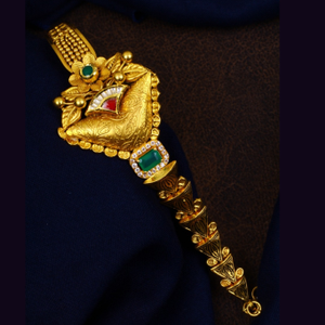 916 Gold Antique Jadtar Triangle Shape Ladies