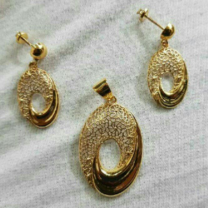 18kt Gold Fancy Ladies Pendant Set