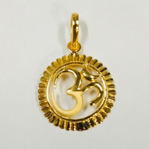 Gold grand pendant