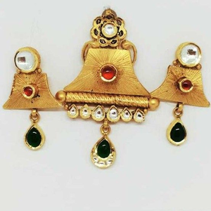 22 KT Gold Antique Pendant Set