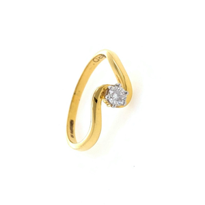 Single Diamond Ladies ring in 18k Yellow Gold