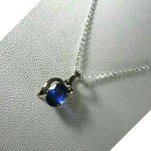 18kt White Gold Pendant set with Natural Blue