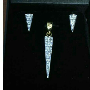 18KT Designer Diamond Pendant Set