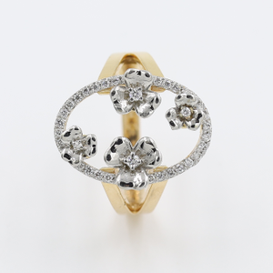 18Kt Round Ring With Diamond Border And Flowe