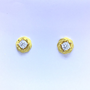 designing fancy flower gold earrings