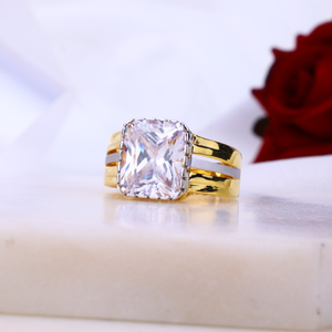 Diamond ring in 22k yellow gold.