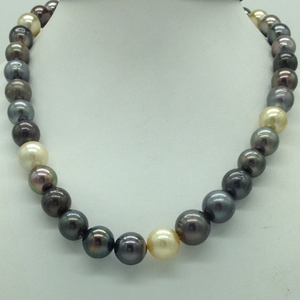 Muliticolour round tahitian south sea pearls 
