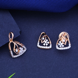 18K Gold Sparkling Diamond Pendant Set
