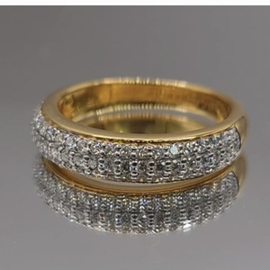 18Kt Gold Diamond Band