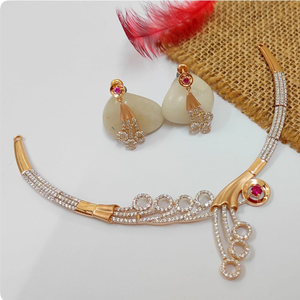 Trendy designer look 18 kt rose gold necklace