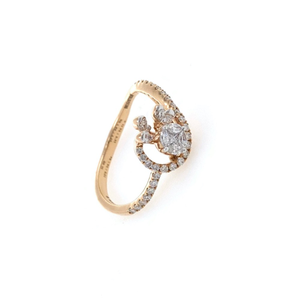 Charmante Diamond Ring delicately designed to