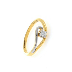 Classic solitaire diamond ring in 18k yellow 