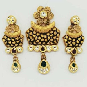 22 KT Gold Antique Pendant Set