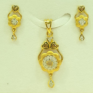 916 diamond Delicate Design pendant set