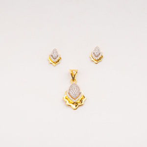 Gorgeous Gold 22kt Pendant And Earrings Set