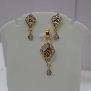 916 gold with black colors pendent set